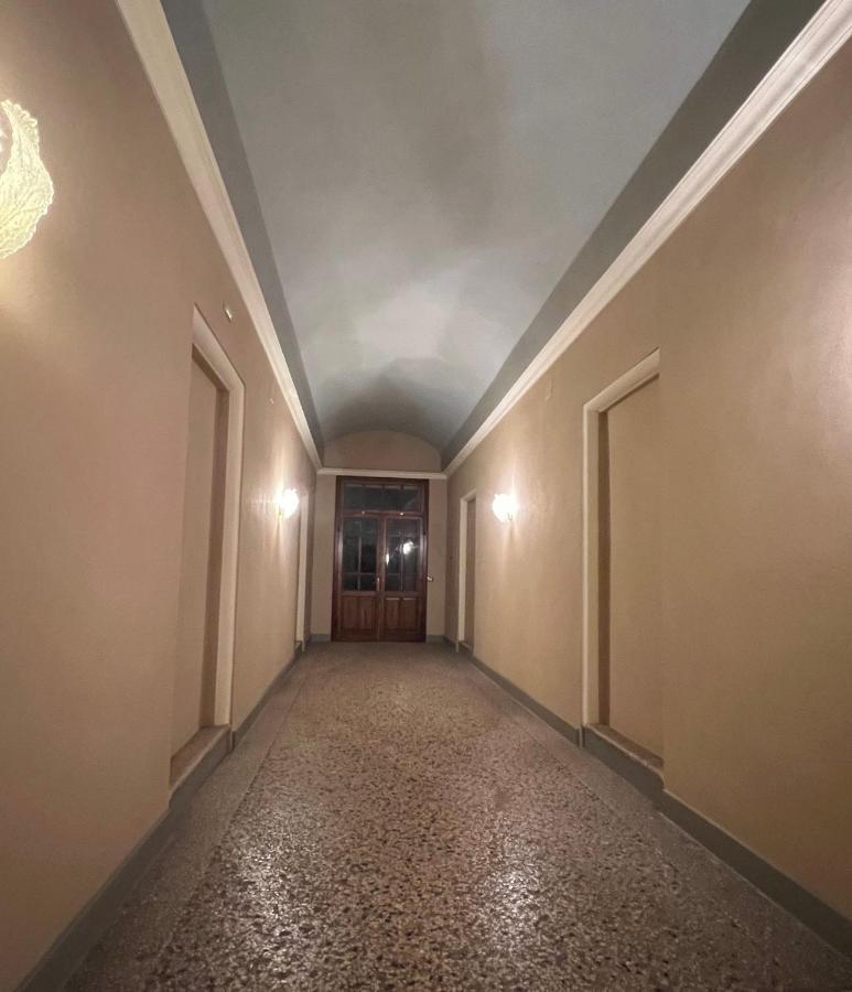 شقة ميراندولا  في Grande Stanza Matrimoniale In Palazzo Signorile المظهر الخارجي الصورة